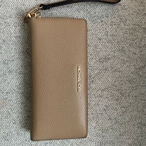 Michael Kors Jet Set Travel Wallet